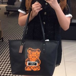 🎀🎊City Zip Tote With Vandal Gummy